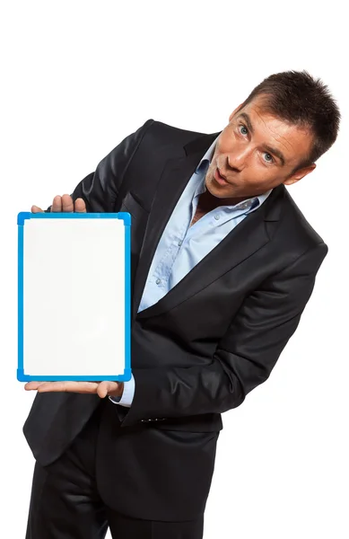 Ein Geschäftsmann hält ein Whiteboard in der Hand — Stockfoto