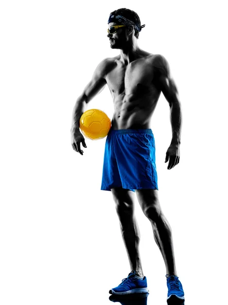 Чоловік грає на пляжі волейбол силует — стокове фото