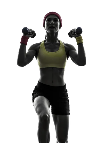 Mujer ejercitando fitness entrenamiento silueta de entrenamiento con pesas — Foto de Stock