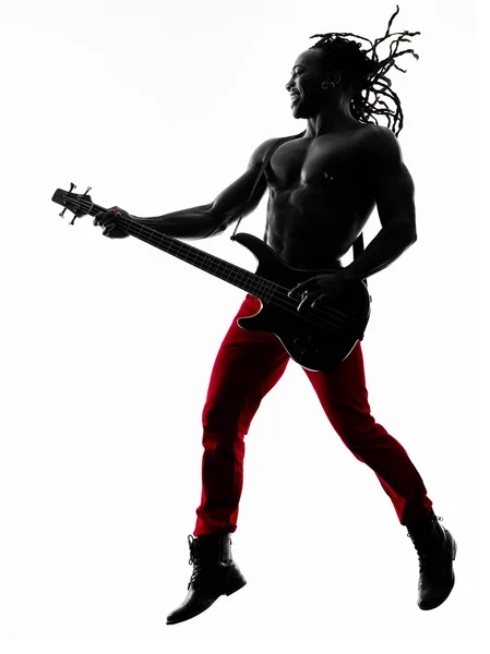 Africký muž kytarista baskytarista hráč hraje silueta Royalty Free Stock Fotografie