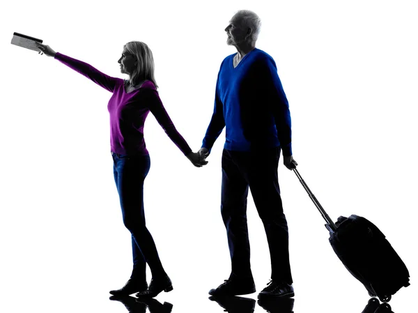 Couple senior travelers traveling silhouette — Stock Photo, Image