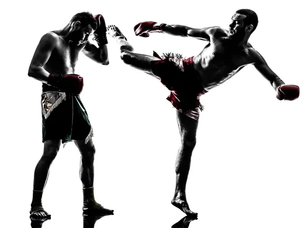 Két férfi thai boksz sziluettet gyakorol. — Stock Fotó