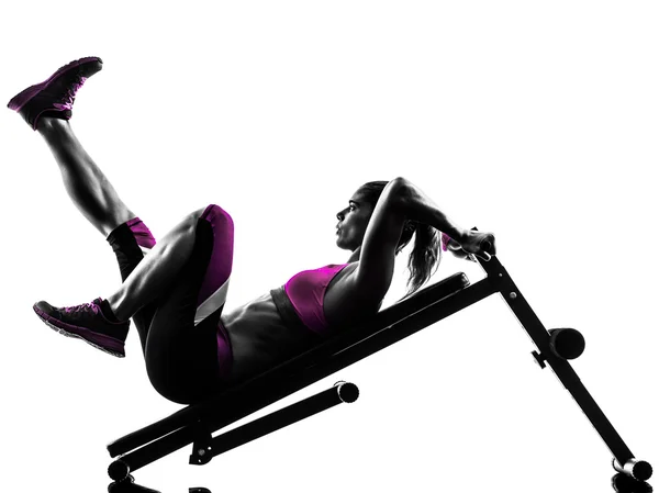 Vrouw fitness bankdrukken crunches oefeningen silhouet — Stockfoto