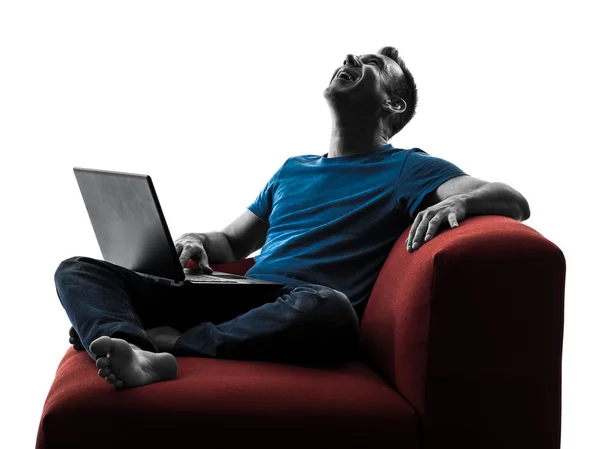 Людина сміється комп'ютерні обчислення ноутбук — стокове фото