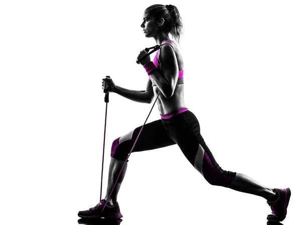 Vrouw fitness weerstand banden oefeningen — Stockfoto
