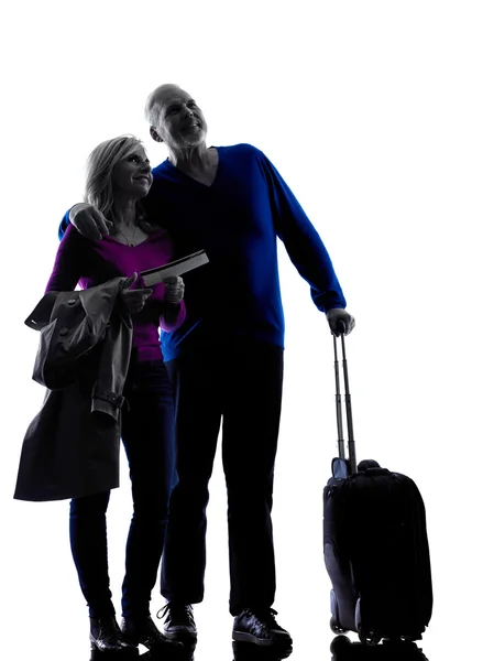 Couple senior travelers traveling silhouette — Stock Photo, Image