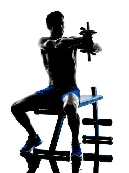 Man utövar fitness vikter bänkpress övningar siluett — Stockfoto