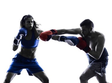 Kadın boksör erkek kickboks silueti izole edildi