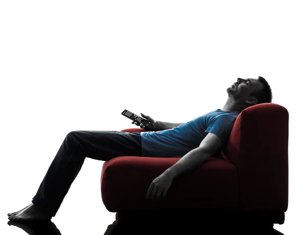 Mies sohva kaukosäädin nukkuu television katselun — kuvapankkivalokuva