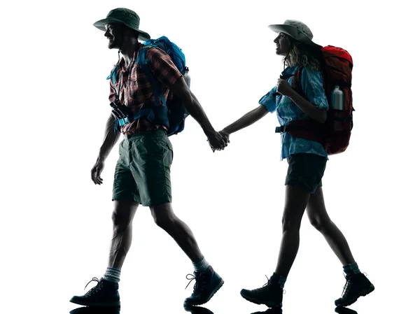 对夫妇徒步旅行徒步行走自然剪影 — 图库照片