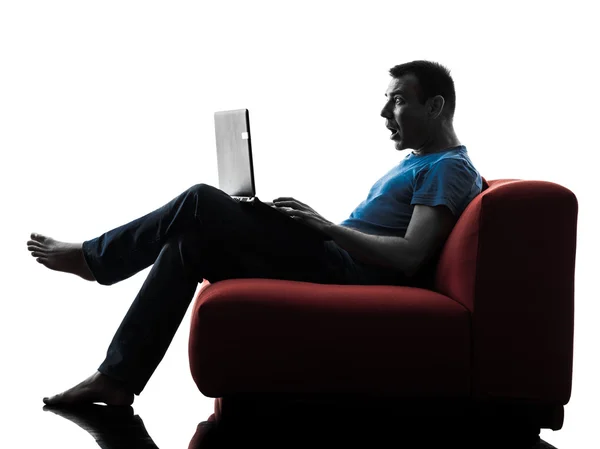 Mann Sofa Couch Computer Computer Computer Laptop überrascht — Stockfoto