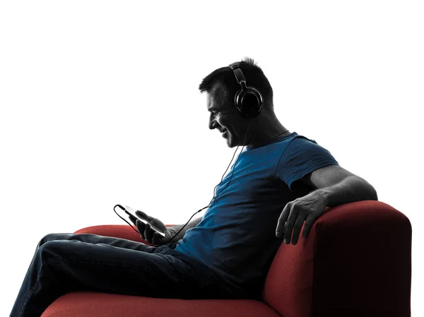 Чоловік диван диван прослуховування музики аудіо — стокове фото