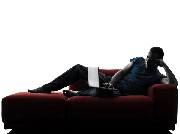 Людина диван дивані — стокове фото