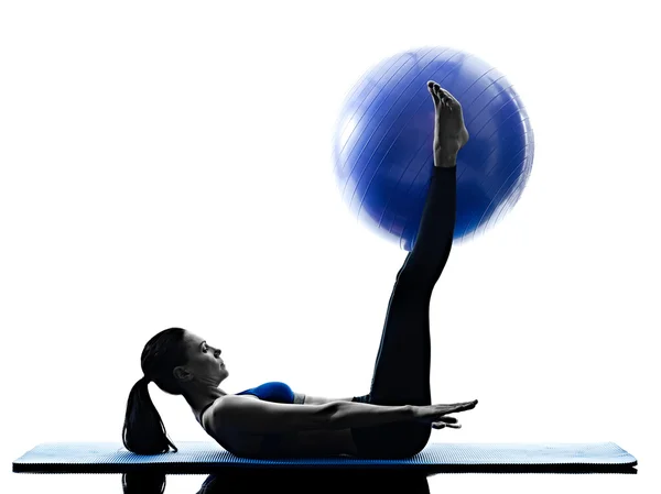 Kvinnan pilates boll övningar fitness isolerade — Stockfoto