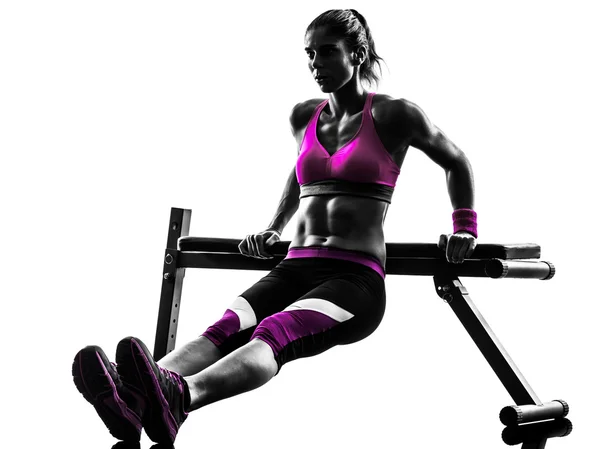 Mulher fitness push-ups exercícios silhueta — Fotografia de Stock