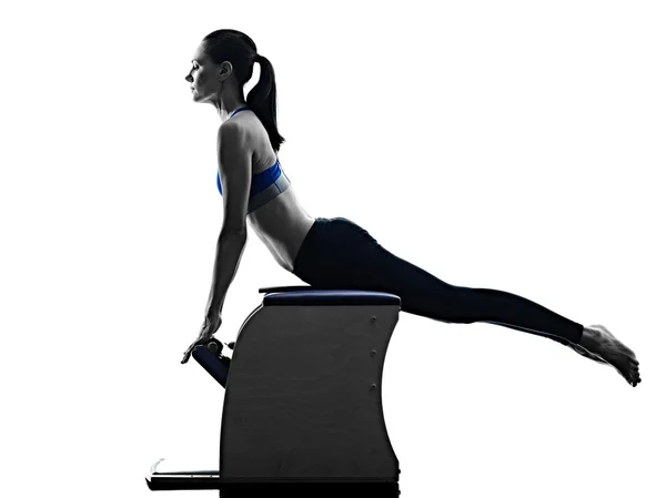 Mujer pilates silla ejercicios fitness aislado — Foto de Stock