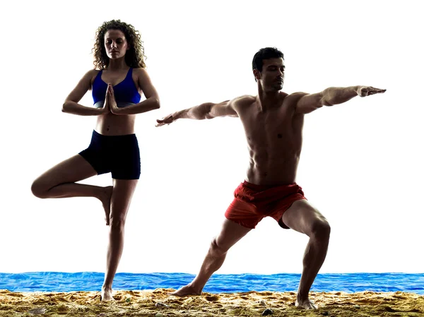 Paar macht Yoga am Strand — Stockfoto