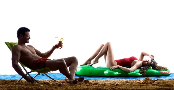 Couple on the beach drinking — Stock Photo, Image