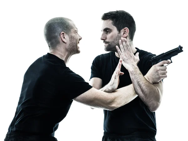 Homens krav maga lutadores lutando isolados — Fotografia de Stock