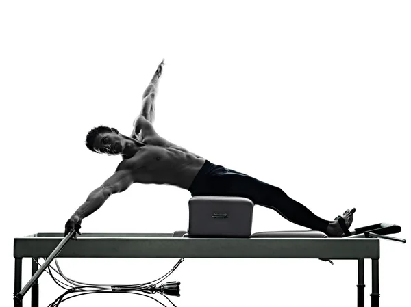 Muž pilates reformátor cvičení fitness, samostatný — Stock fotografie