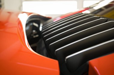 Arka bagaj spoiler 'ının, siyah mahremiyet pencerelerinin ve krom süslemelerin fotoğrafını kapat.