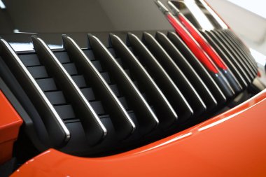 Arka bagaj spoiler 'ının, siyah mahremiyet pencerelerinin ve krom süslemelerin fotoğrafını kapat.