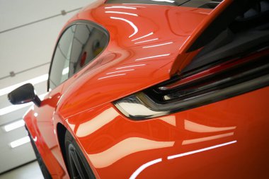 Arka bagaj spoiler 'ının, siyah mahremiyet pencerelerinin ve krom süslemelerin fotoğrafını kapat.