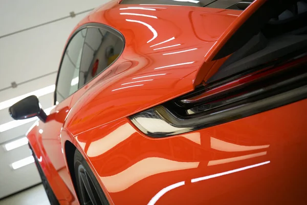 Arka bagaj spoiler 'ının, siyah mahremiyet pencerelerinin ve krom süslemelerin fotoğrafını kapat.