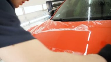 Ön far ve tampondaki PPF kurulum işlemine yakın. PPF, boyayı koruyan bir boya koruma filmidir.