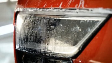 Ön far ve tampondaki PPF kurulum işlemine yakın. PPF, boyayı koruyan bir boya koruma filmidir.