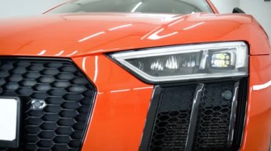 Ön far ve tampondaki PPF kurulum işlemine yakın. PPF, boyayı koruyan bir boya koruma filmidir.