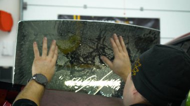 Bir araba penceresine renkli folyo uygulamak