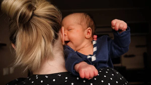 Anneye Ağlayan Yeni Doğmuş Tatlı Bir Bebek Yeni Doğan Bebek — Stok fotoğraf