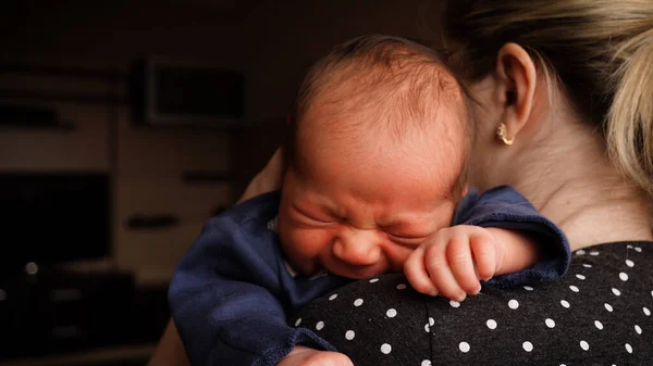 Dulce Bebé Recién Nacido Llorando Mamá Las Manos Bebé Recién Fotos De Stock