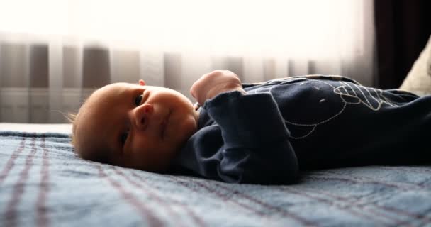 Primer Plano Niño Adorable Acostado Cama Solo Sonriendo Retrato Niño — Vídeos de Stock