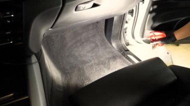 Modern lüks arabalardaki boya korumalı film tesisatını kapatın. PPF, boya yüzeyini taştan, böcek sıçramasından ve aşınmadan korumak için araba boyasını saran poliüretan bir filmdir..