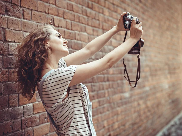 Menina bonita fazendo selfie com câmera no parque — Fotografia de Stock