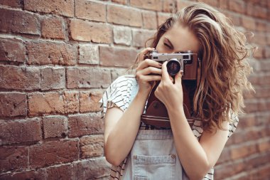 güzel kız fotoğrafçı ile fotoğraf makinesi