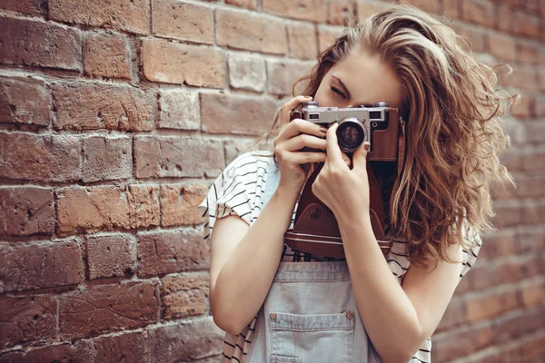 Vacker flicka fotograf med kamera — Stockfoto