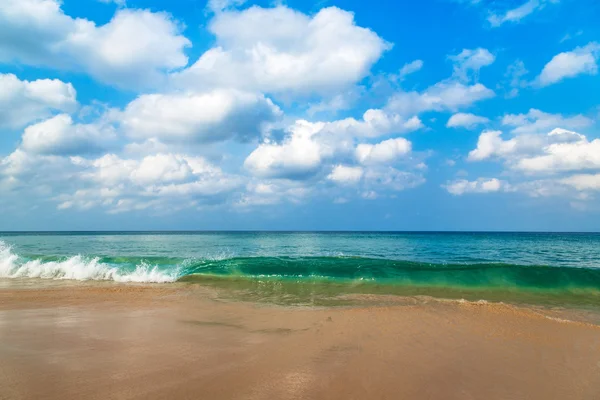 Bølge av havet på sandstranden – stockfoto