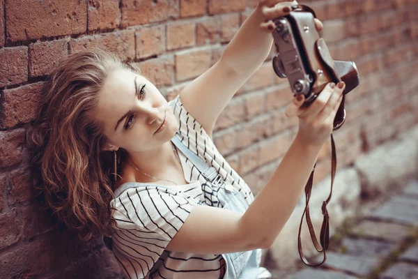 Красивая девушка делает селфи с камерой в парке — стоковое фото