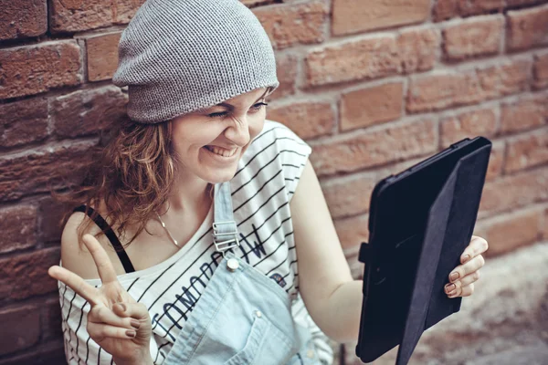 Girl sitting on the floor with a laptop — Stock Photo, Image