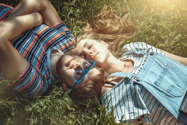 Mutlu genç çift alan çim üzerinde yalan gülümseyen