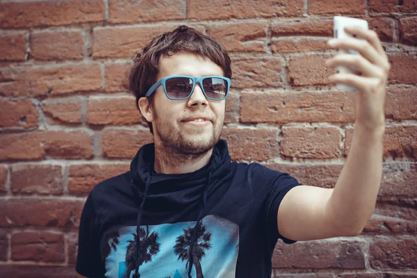Barbuto giovane uomo hipster elegante fare selfie con il telefono — Foto Stock