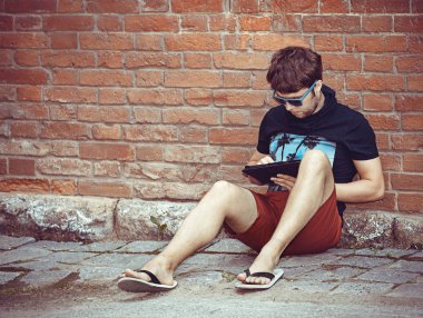 Sakallı genç şık hipster adam tablet kullanma