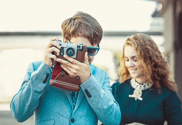 Hipster adam bir resim çekmek istiyor — Stok fotoğraf