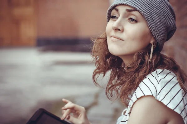 Beautiful hipster young girl works on the tablet — Stock Photo, Image