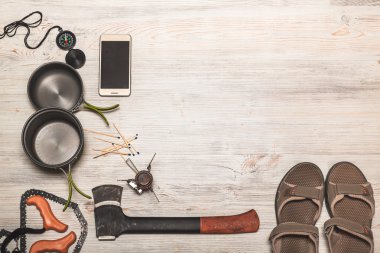 Kat arka plan üzerinde dişli hiking, cihazları