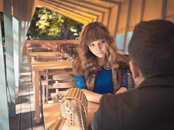 Niedliche junge schöne Paar sitzt auf dem Restaurant — Stockfoto