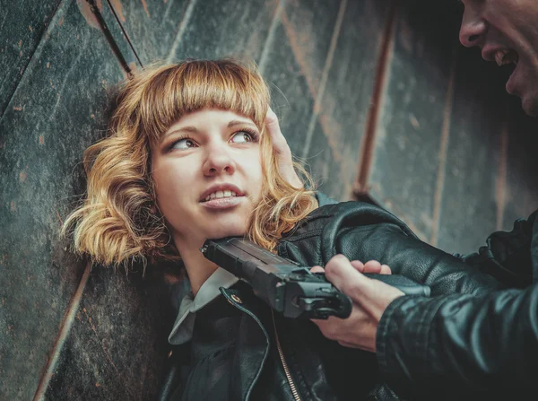 L'uomo con una pistola vuole stuprare una ragazza — Foto Stock